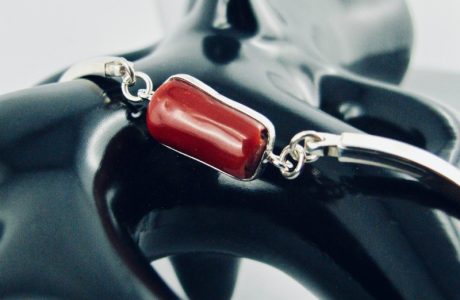  Bracelet semi-rigide en argent 925/100e et cabochon de véritable corail rouge de Méditerranée serti argent