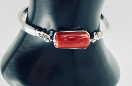  Bracelet semi-rigide en argent 925/100e et cabochon de véritable corail rouge de Méditerranée serti argent