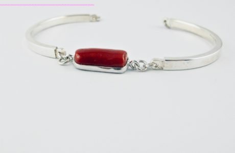  Bracelet semi-rigide en argent 925/100e et cabochon de véritable corail rouge de Méditerranée serti argent