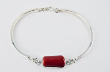  Bracelet semi-rigide en argent 925/100e et cabochon de véritable corail rouge de Méditerranée serti argent