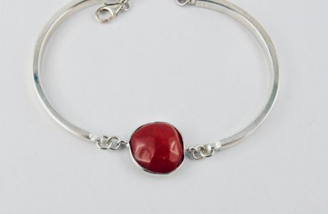  Bracelet semi-rigide en argent 925/100e et cabochon de véritable corail rouge de Méditerranée serti argent