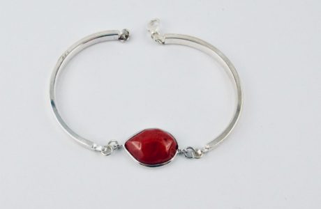  Bracelet semi-rigide en argent 925/100e et cabochon de véritable corail rouge de Méditerranée serti argent