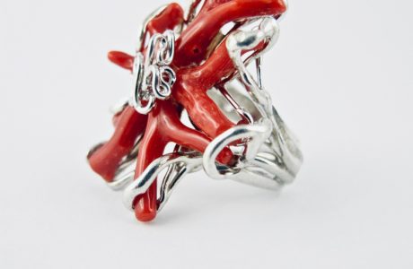Bague reef corail,unionde 5 petites petites branches de véritable corail rouge de Méditerranée, en un petit récif en argent massif 925/1000ème.