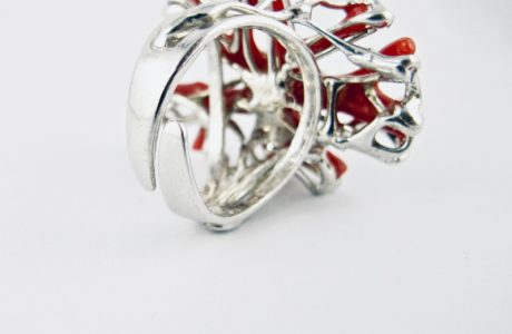 Bague reef corail,unionde 5 petites petites branches de véritable corail rouge de Méditerranée, en un petit récif en argent massif 925/1000ème.