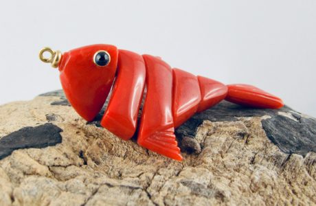 pendentif poisson articulé corail rouge et saphir bleu