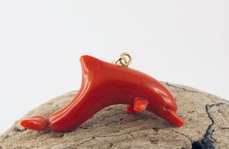 pendentif dauphin queue articulée corail rouge et or