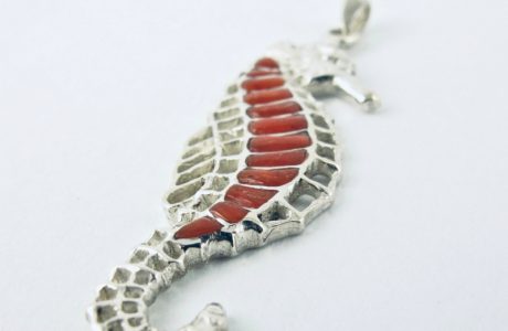 Pendentif hippocampe en véritable corail rouge de Méditerranée, travaillé en marqueterie  sur argent massif 925/1000e ciselé