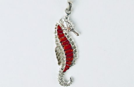 Pendentif hippocampe en véritable corail rouge de Méditerranée, travaillé en marqueterie  sur argent massif 925/1000e ciselé