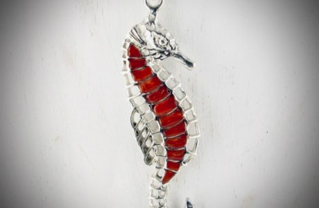 Pendentif hippocampe en véritable corail rouge de Méditerranée, travaillé en marqueterie  sur argent massif 925/1000e ciselé