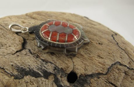 pendentif tortue corail rouge et black lip