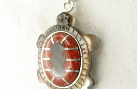 pendentif tortue corail rouge et black lip