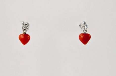 Boucles d'oreilles petit coeur en véritable corail rouge de Méditerranée, suspendu à une puce en argent 925/1000e 