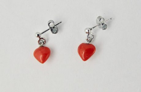 Boucles d'oreilles petit coeur en véritable corail rouge de Méditerranée, suspendu à une puce en argent 925/1000e 
