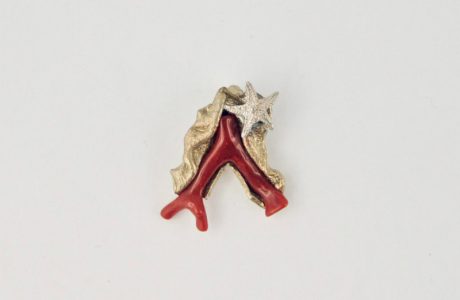 Pendentif ramo,  branche de véritable corail rouge de Méditerranée enveloppée d'une feuille de bronze plaqué or, ornée d'une petite étoile de mer en argent massif.