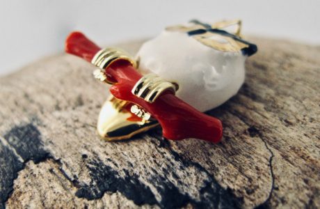 Pendentif Gufo Bianco, petite chouette enserrant une branche de véritable corail rouge de Méditerranée.
