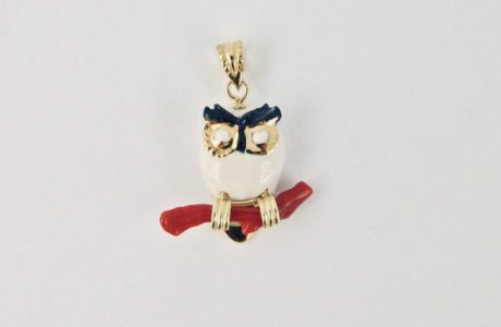 Pendentif Gufo Bianco, petite chouette enserrant une branche de véritable corail rouge de Méditerranée.