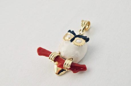 Pendentif Gufo Bianco, petite chouette enserrant une branche de véritable corail rouge de Méditerranée.