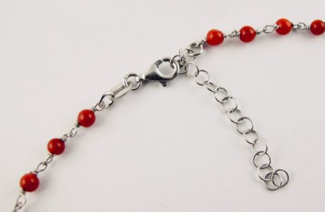 Collier perlina très fin et délicat composé de petites perles de corail rouge de Méditerranée de 3 mm et argent 925/1000