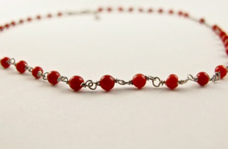 Collier perlina très fin et délicat composé de petites perles de corail rouge de Méditerranée de 3 mm et argent 925/1000