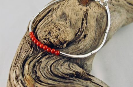 Bracelet composé d'une constellation de 10 perles de 3 mm  de véritable corail rouge de Méditerranée,et de tubes jonc de 2 cm en argent 925