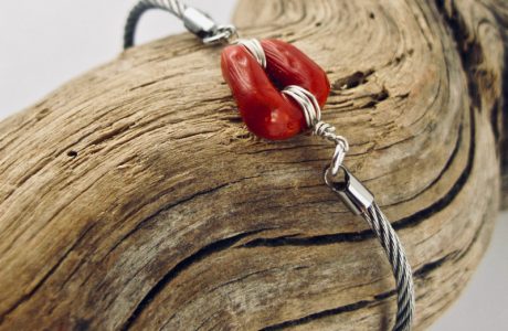  Bracelet semi-rigide en argent 925/100e, acier  et anneau de véritable corail rouge de Méditerranée