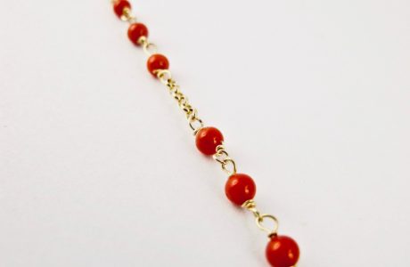 Bracelet perlina très fin et délicat composé de petites perles de véritable corail rouge de Méditerranée de 4 mm et argent 925/1000 plaqué or 18 carats (vermeil)