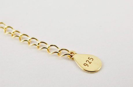 Bracelet perlina très fin et délicat composé de petites perles de véritable corail rouge de Méditerranée de 4 mm et argent 925/1000 plaqué or 18 carats (vermeil)
