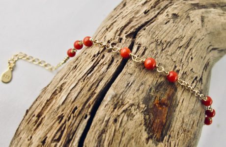 Bracelet perlina très fin et délicat composé de petites perles de véritable corail rouge de Méditerranée de 4 mm et argent 925/1000 plaqué or 18 carats (vermeil)