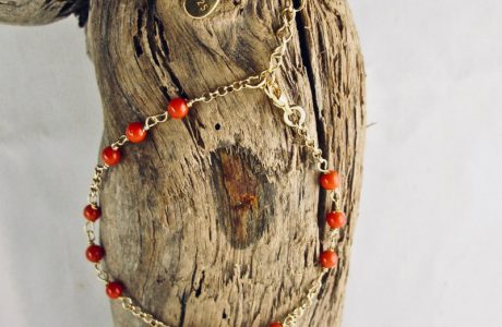 Bracelet perlina très fin et délicat composé de petites perles de véritable corail rouge de Méditerranée de 4 mm et argent 925/1000 plaqué or 18 carats (vermeil)
