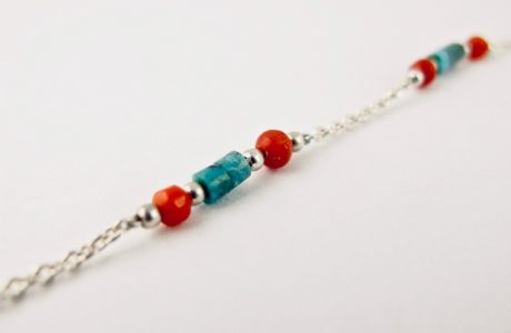 Bracelet de petites perles 3 mm  de véritable corail rouge de Méditerranée, perles de turquoise et chaine argent 925/1000e