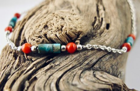 Bracelet de petites perles 3 mm  de véritable corail rouge de Méditerranée, perles de turquoise et chaine argent 925/1000e