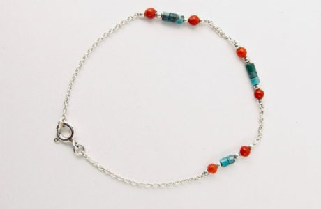 Bracelet de petites perles 3 mm  de véritable corail rouge de Méditerranée, perles de turquoise et chaine argent 925/1000e
