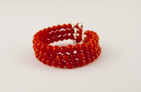 Bague corail fil mémoire, petites perles de 2 mm de diamètre de véritable corail rouge de Méditerranée sur fil métallique à mémoire de forme, sur 3 rangs, terminés par petite tulipe en argent 925/100e