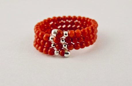 Bague corail fil mémoire, petites perles de 2 mm de diamètre de véritable corail rouge de Méditerranée sur fil métallique à mémoire de forme, sur 3 rangs, terminés par petite tulipe en argent 925/100e