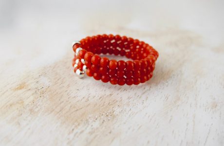 Bague corail fil mémoire, petites perles de 2 mm de diamètre de véritable corail rouge de Méditerranée sur fil métallique à mémoire de forme, sur 3 rangs, terminés par petite tulipe en argent 925/100e