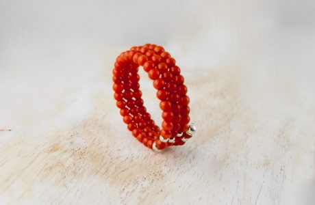 Bague corail fil mémoire, petites perles de 2 mm de diamètre de véritable corail rouge de Méditerranée sur fil métallique à mémoire de forme, sur 3 rangs, terminés par petite tulipe en argent 925/100e