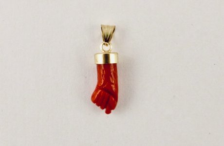 pendentif main corail rouge et or 18 carats