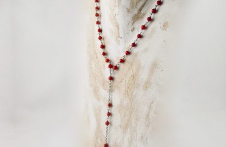 Collier sautoir en argent 925/1000, très fin et délicat composé de petites perles de véritable corail rouge de Méditerranée de 3 mm, avec sa perle 6 mm suspendue