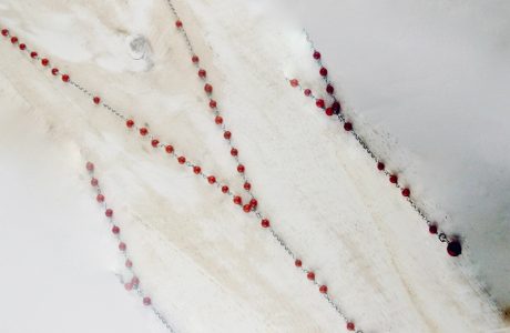 Collier sautoir en argent 925/1000, très fin et délicat composé de petites perles de véritable corail rouge de Méditerranée de 3 mm, avec sa perle 6 mm suspendue