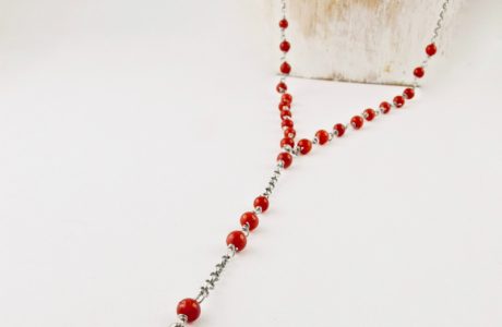 Collier sautoir en argent 925/1000, très fin et délicat composé de petites perles de véritable corail rouge de Méditerranée de 3 mm, avec sa perle 6 mm suspendue