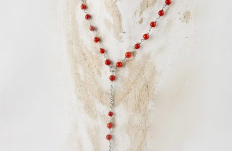 Collier sautoir en argent 925/1000, très fin et délicat composé de petites perles de véritable corail rouge de Méditerranée de 3 mm, avec sa perle 6 mm suspendue
