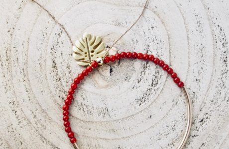 Bracelet  felicità, composé de perles 2,5 mm de véritable corail rouge de Méditerranée, montées sur fil de soie, tube demi-jonc et sequin feuille de philodendron en gold-filled.