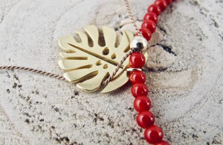 Bracelet  felicità, composé de perles 2,5 mm de véritable corail rouge de Méditerranée, montées sur fil de soie, tube demi-jonc et sequin feuille de philodendron en gold-filled.