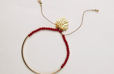 Bracelet  felicità, composé de perles 2,5 mm de véritable corail rouge de Méditerranée, montées sur fil de soie, tube demi-jonc et sequin feuille de philodendron en gold-filled.