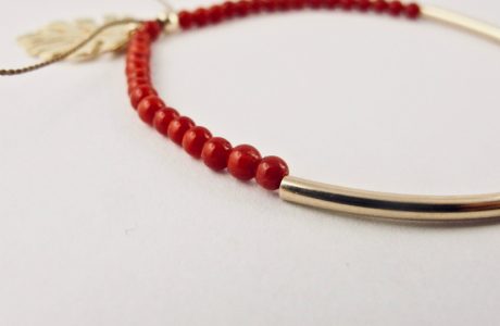 Bracelet  felicità, composé de perles 2,5 mm de véritable corail rouge de Méditerranée, montées sur fil de soie, tube demi-jonc et sequin feuille de philodendron en gold-filled.