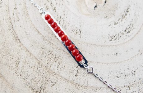 Bracelet  gourmette de perles, composé de perles 2,5 mm de véritable corail rouge de Méditerranée, délicatement enchâssées dans une plaque ajourée 30mm x4mm, en argent 925/1000e