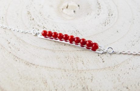 Bracelet  gourmette de perles, composé de perles 2,5 mm de véritable corail rouge de Méditerranée, délicatement enchâssées dans une plaque ajourée 30mm x4mm, en argent 925/1000e