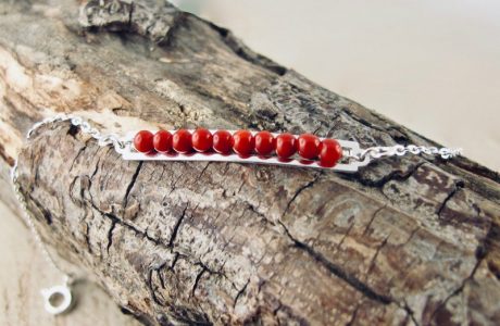 Bracelet  gourmette de perles, composé de perles 2,5 mm de véritable corail rouge de Méditerranée, délicatement enchâssées dans une plaque ajourée 30mm x4mm, en argent 925/1000e