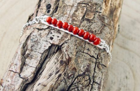Bracelet  gourmette de perles, composé de perles 2,5 mm de véritable corail rouge de Méditerranée, délicatement enchâssées dans une plaque ajourée 30mm x4mm, en argent 925/1000e