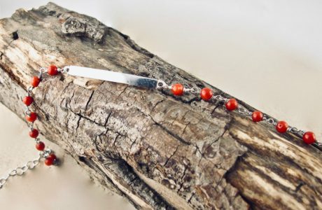 Bracelet  gourmette, composé de perles 3 mm de véritable corail rouge de Méditerranée, en argent 925/1000 , anti allergique (sans nickel), avec traitement anti ternissement